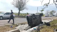 Accident grav în județul Tulcea. Un șofer a pierdut controlul mașinii, a ieșit de pe drum și s-a izbit de… FOTO