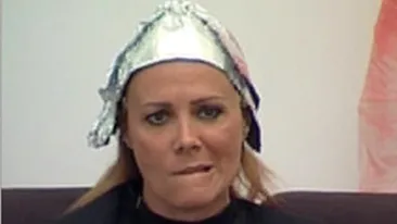 Dana Savuica si-a facut tratamentul de par langa un mort!