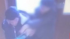 Ireal! O bătrână de 78 de ani s-a luptat cu tâlharul care a jefuit-o în scara blocului. Cum s-a încheiat totul