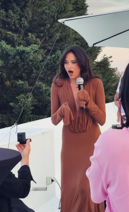Cum a reacționat Oana Zara când a fost cerută în căsătorie. Imaginile s-au viralizat