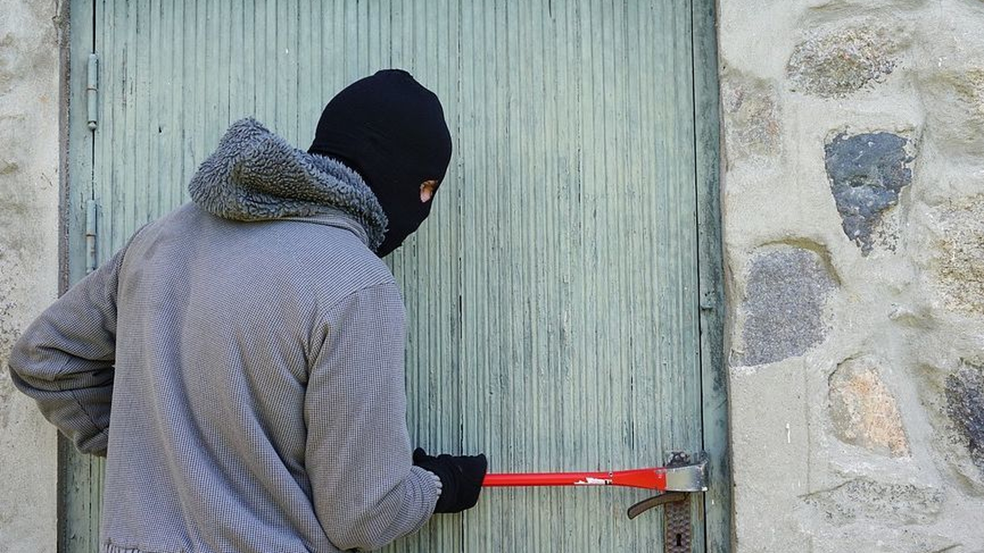 Un dentist din Capitală a chemat poliţia după ce cabinetul lui a fost jefuit, dar s-a ales cu o amendă de toată frumuseţea! De ce i-au cerut oamenii legii să plătească 10.000 de lei