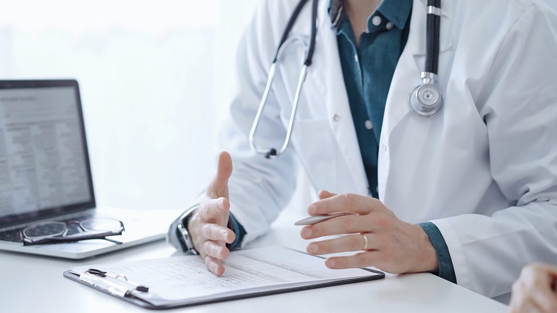 Medicul Marius Sava, dezvăluiri despre boala ”tăcută” a oaselor. Motivul pentru care osteoporoza este mai frecventă la femei
