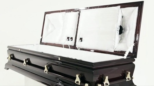 Muzica nonstop pentru morti cu cel mai puternic sistem de sunet montat intr-un cosciug