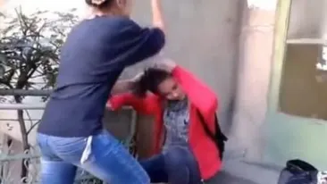 Mama bătăușă nu se mai poate opri! După ce și-a lovit crunt copilul de 10 ani, a trecut la femeile din sat! A umplut-o de sânge, din gelozie