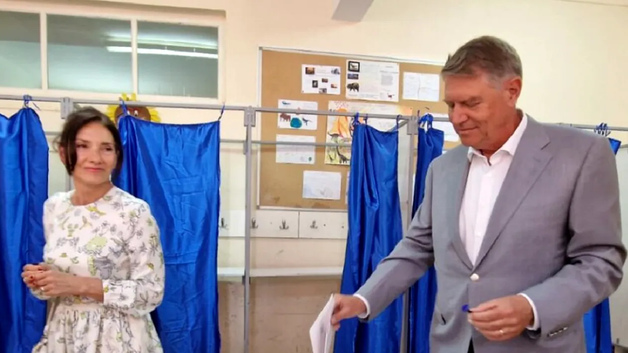 Cum au apărut Carmen și Klaus Iohannis la secția de votare. Soția fostului președinte a ales o creație a unui designer american