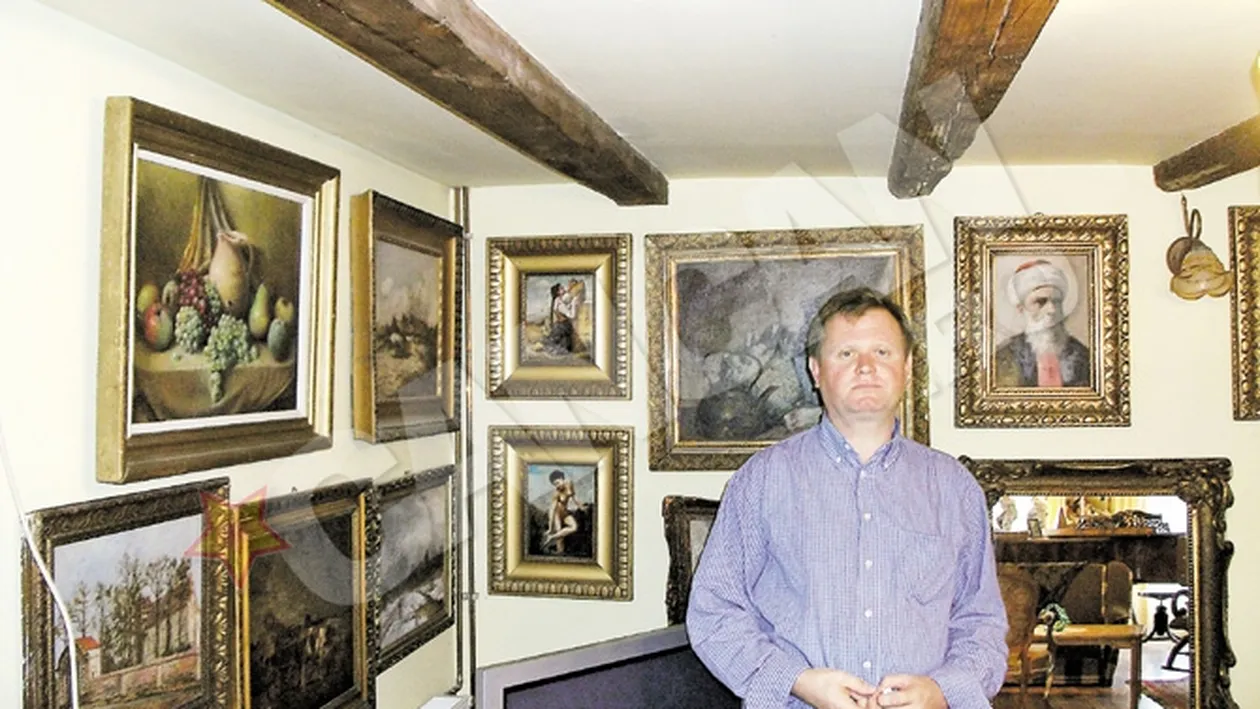 Un clujean are o adevarata galerie de arta la el acasa: zeci de tablouri, ceasuri, portelanuri, poze si carti vechi si valoroase