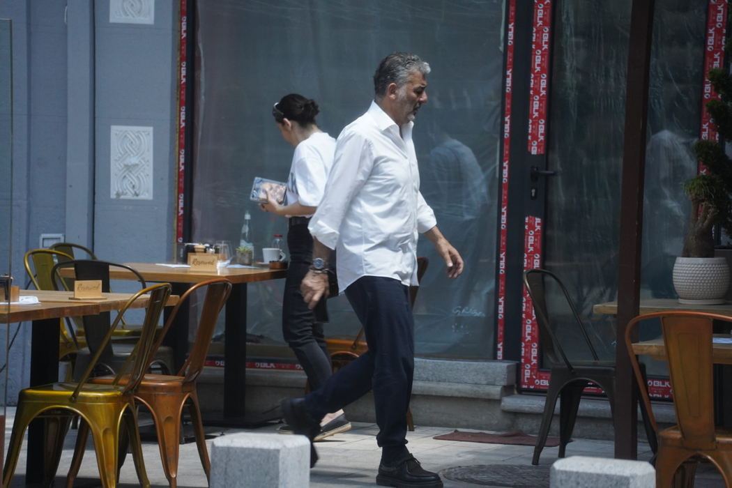 Joseph Hadad, îndreptându-se către intrarea în restaurant / (Sursa: CANCAN.RO)