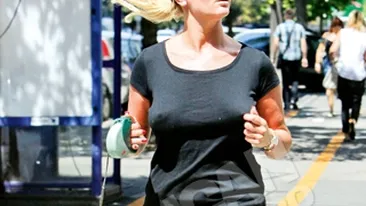 Delia isi fugareste catelul, ca sa slabeasca