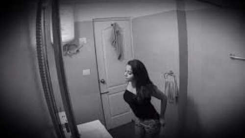 Soţul gelos a instalat cameră video în baie. Soacra a făcut descoperirea