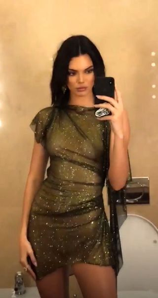 Ce apariție la Gala Premiilor Oscar! Celebra artistă a lăsat mască o sală întreagă! A urcat fără lenjerie intimă pe scenă? Ce făcea cu mâinile… VIDEO INCENDIAR