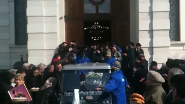 “Regina muzicii indiene” a fost inmormantata. Rudele Naarghitei, suparate ca nici un actor sau cantaret nu a venit la funeralii