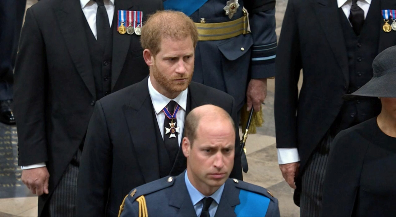 Prințul William și Prințul Harry, la funeraliile Reginei Elisabeta a II-a (sursa FOTO: Hepta)