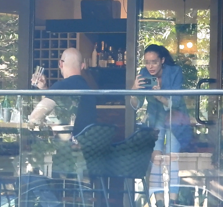 Andrew Cobra Tate, fratele celebrului Tristat Tate, a făcut o ședință foto chiar pe terasa unui restaurant din București