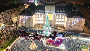 Nu e o glumă! Cât costă un pahar cu vin fiert și o porție de fasole cu ciolan la Târgul de Crăciun din Craiova