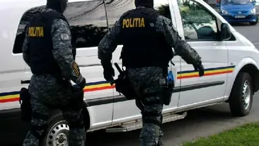 Timişoara: Trei kilograme de amfetamină şi cocaină, descoperite de poliţişti într-un autoturism oprit în trafic. Trei persoane au fost reţinute