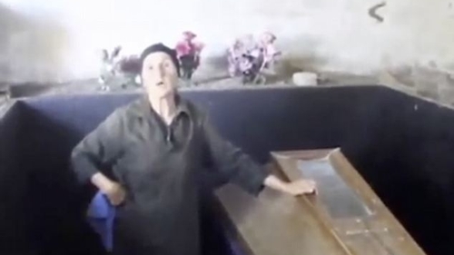 De-a dreptul bizar! Aceasta femeie traieste in casa cu trupul mumificat al fiului sau. Motivul halucinant pentru care de 18 ani refuza sa-l ingroape