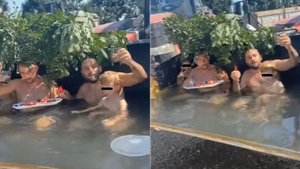 Doi fermieri din Argeş şi-au transformat cuva excavatorului într-un jacuzzi! Imaginile au devenit virale pe internet