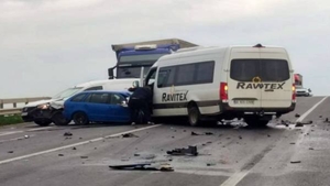 Accident cumplit în județul Timiș. 10 din 11 persoane implicate au fost duse, de urgență, la spital