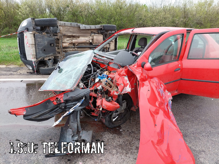 Accident înfiorător pe un drum din Teleorman! 7 oameni, printre care și o gravidă, și-au văzut moartea cu ochii. Cele trei autoturisme, transformate în gheme de fiare