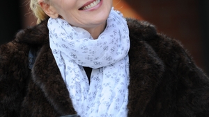 Nu îndrăzneşti să zici că are 54 de ani! Sharon Stone, mai sexy ca o puştoaică de 18 ani! Uite ce picioare superbe are!