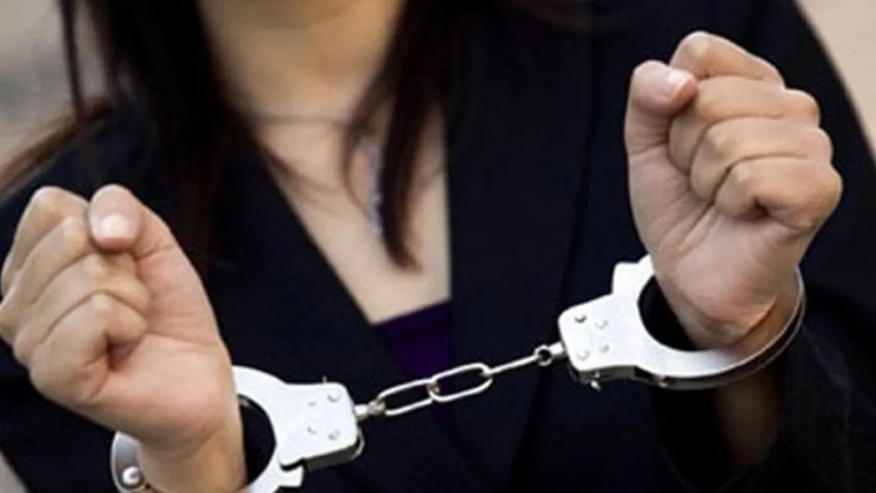 Trei surori adolescente din Rusia, reținute după ce și-au înjunghiat mortal tatăl