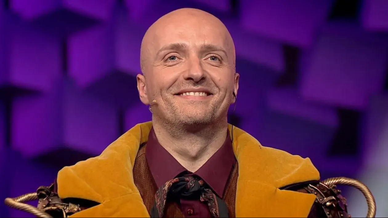 Costi Ioniţă, pus la respect de un fan după ce s-a fotografiat aşa în Cimitirul Săpânţa: “Vede Dumnezeu”