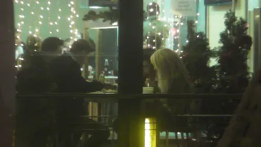 Ratoi a dus-o sa-i dea o ciorba de burta la sase dimineata. Uite-o pe Sanziana Buruiana cum infuleca si se indoapa cu paine