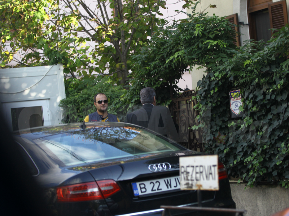 Maşina cu Generalul pe bancheta din spate forţează semaforul. Şoferul lui Gabi Oprea nu se astâmpără deloc!