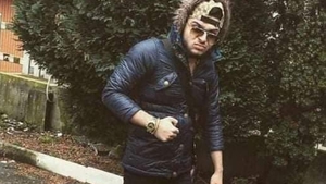 Imaginea care a devenit virală. Cum a ieșit un bombardier pe stradă: ce a purtat în picioare întrece orice imaginație: „Stop că deokeaț băiatu”