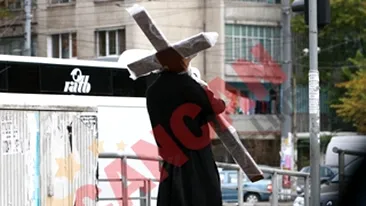 Un preot s-a plimbat cu mijloacele de transport in comun, chiar daca avea in spate o povara... sfanta