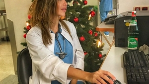 GALERIE FOTO INCENDIARĂ! Îţi stă inima când o vezi în costum de baie! Nu e topmodel, ci… E cea mai sexy-doctoriţă!