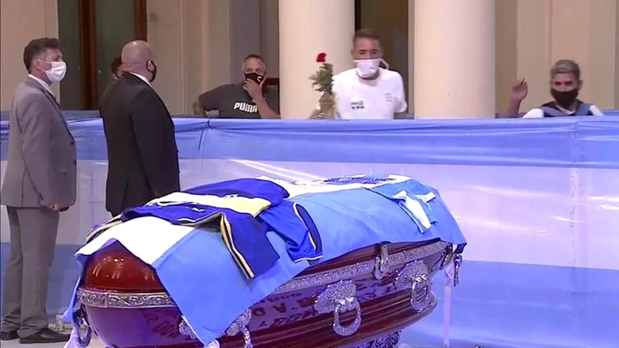 Incidente la înmormântarea lui Maradona! Fostul fotbalist, înhumat în secret, la miezul nopții VIDEO