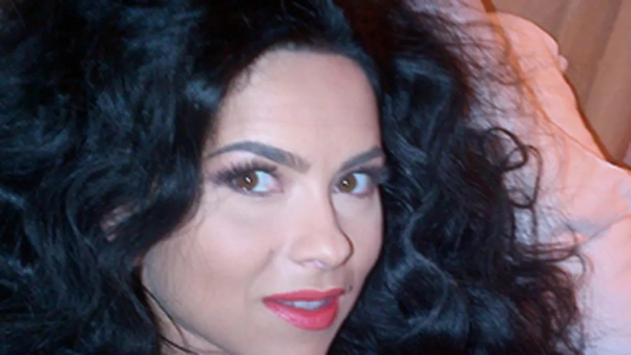 Inna este din ce in ce mai obosita! Vezi ce ochi rosii are cu cateva minute inainte de concert!