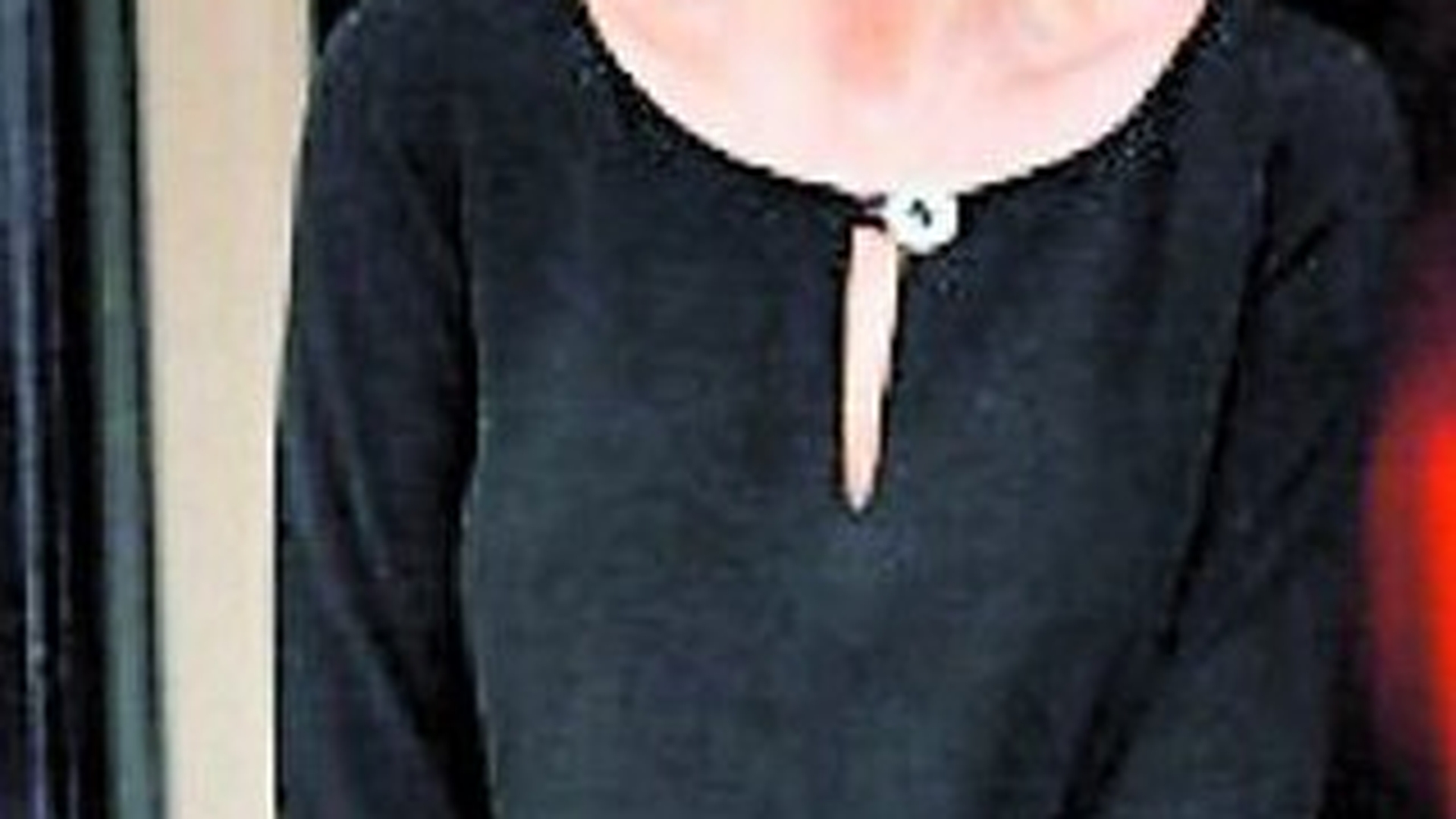 Criza economica face ravagii si la nivel inalt. Carla Bruni isi recicleaza rochiile
