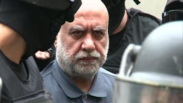 Celebrul Omar Hayssam 
îi terorizează pe gardienii care îl păzesc