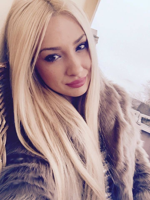 Ea este ”Regina selfie-urilor” din România! E fiica unui multimilionar şi…