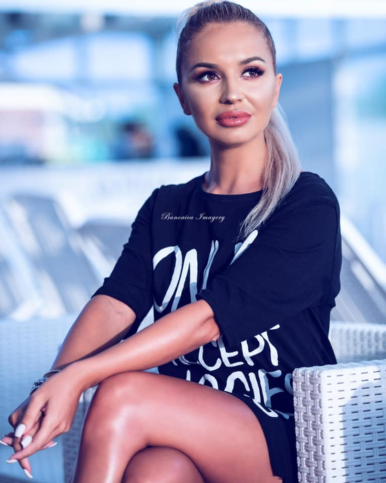 Ea este noua bombă-sexy a muzicii populare. Iulia Bucur face senzație