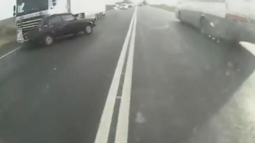 A fost lovit violent de un tir si nimeni nu se astepta sa il mai gaseasca in viata! Ce s-a intamplat cu acest sofer!
