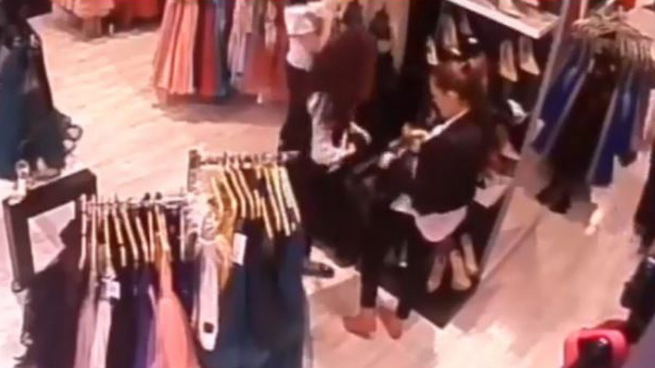 Explicația de necrezut a unei hoațe din Constanța după ce a fost prinsă la furat: “Nu pot rezista la haine de firmă”. Decizia luată de judecător