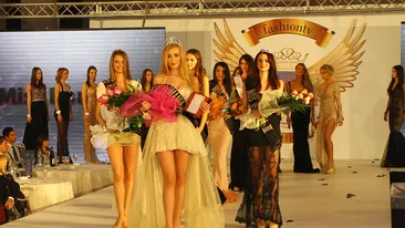 Nici la plaja nu vezi asa ceva! Parada de sani goi si bikini in culise la Festivalul Modei. Fetele s-au schimbat in vazul tuturor