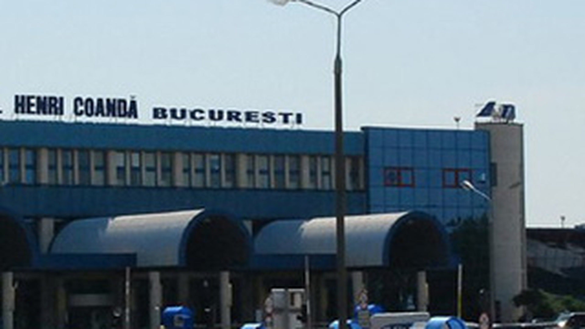Accident pe Aeroportul Otopeni! O grinda a cazut pe terminalul 5!