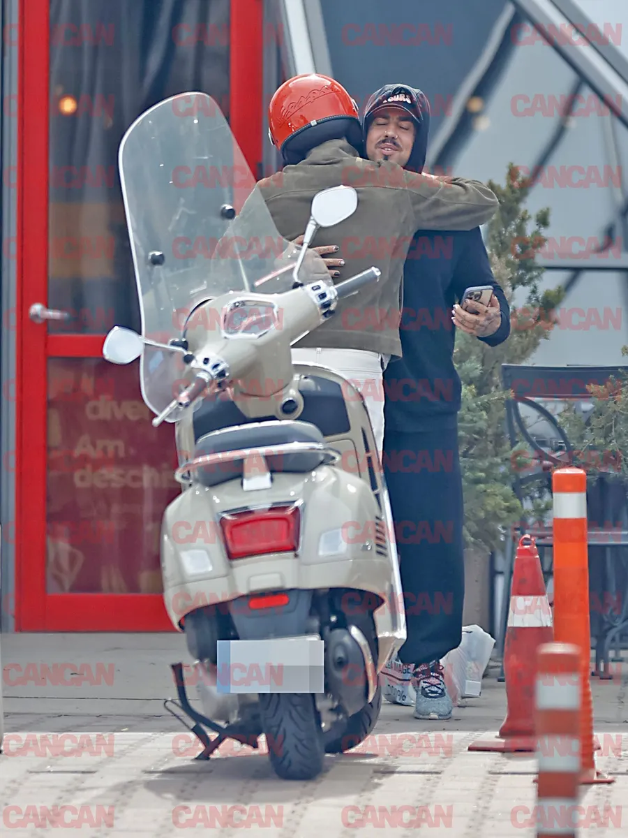 Alex Velea se îmbrățișează cu Adi Sînă