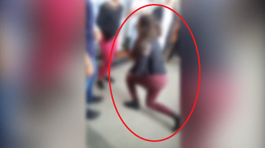 Elevă ruptă cu bătaia de o colegă, în Rădăuţi! Fata e lovită fără milă și trasă de păr chiar pe holul şcolii. Imagini incredibile