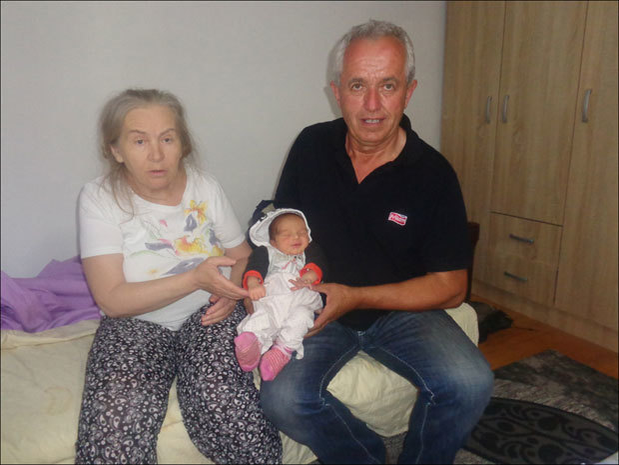 La 60 de ani şi-a văzut visul împlinit. A născut o fetiţă, dar soţul ei…
