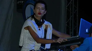 DJ HARRA i-a înnebunit cu formele ei! Cum a apărut bruneta la piscină!