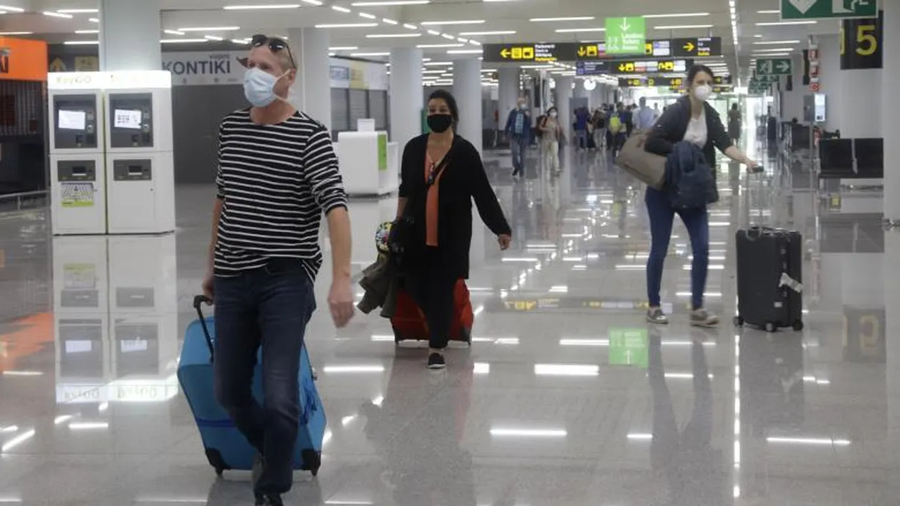 O altă interdicție pentru români! Turiștii vor fi nevoiți să prezinte un test negativ pentru coronavirus