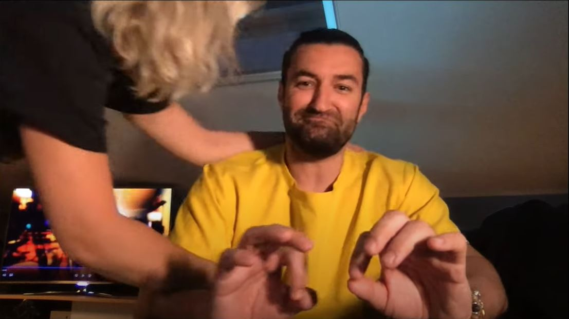 Gina Pistol, filmată în timp ce îl sărută pe Smiley: “Te iubesc”. Cum a reacționat prezentatorul de la Românii au Talent și dezvăluirile făcute despre viața lor în vreme de coronavirus | VIDEO