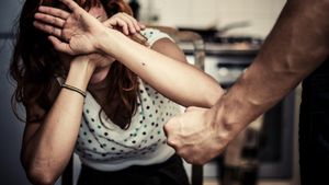 O tânără mămică din Onești, terorizată de cel care a violat-o! A vrut să plece definitiv din România, dar...