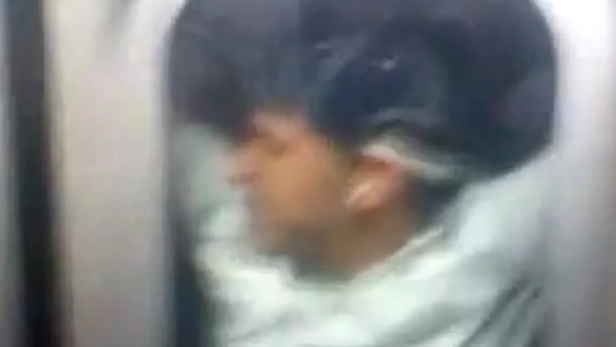VIDEO Cum ar fi sa va treziti cu un nebun ca asta lipit de metroul din Bucuresti? La New-York face senzatie!