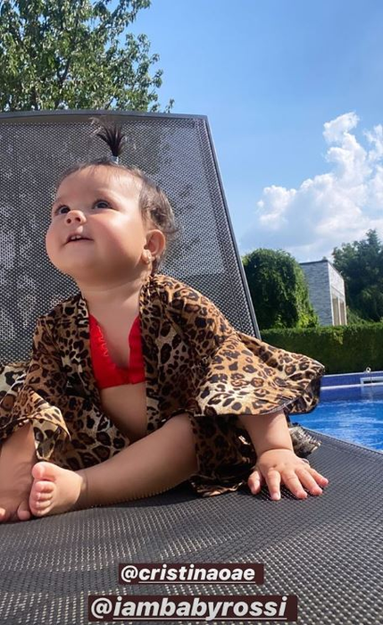 Îmbrăcată sumar, Adriana Simionescu, dans provocator pe marginea piscinei! Soția lui Adrian Minune a purtat un costum de baie sexy și s-a distrat alături de fiicele sale